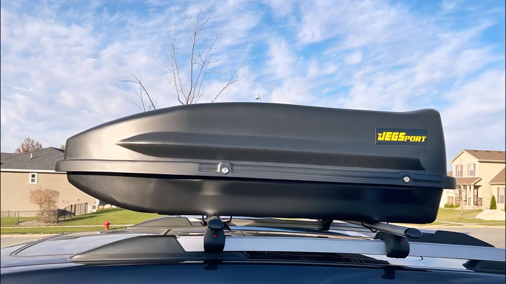 Roof rack on the car roof